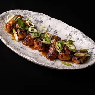 Alitas de pollo con salsa