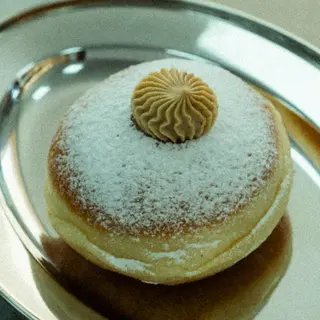 Donut basque cheecake and peach