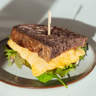 Sandwich negro con tortilla