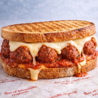 Bocadillo De Albóndigas En Salsa