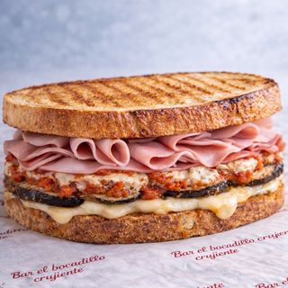 Bocadillo De Berenjena A La Parmesana
