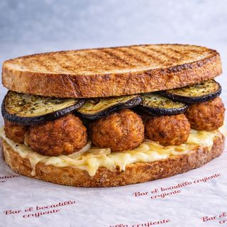 Bocadillo de albondiga frita
