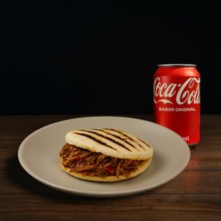 Combo (2 unidades) arepas de ternera mechada y bebida