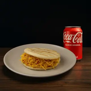 Combo (2 unidades) arepas de pollo mechado y bebida