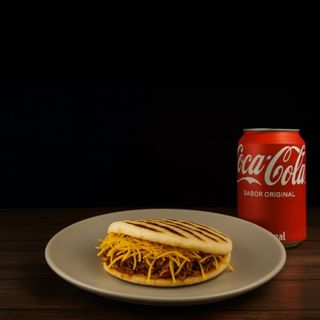 Arepa Pelua (1 unidad) y bebida