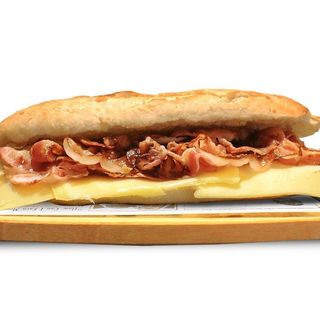 Bocadillo de bacon y queso