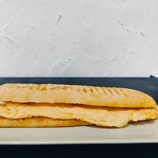 Bocata de tortilla a la francesa con brie y trufa