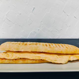 Bocata de tortilla a la francesa con berenjena