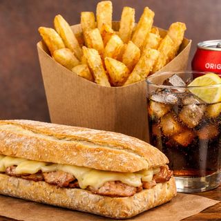 Pollo rebozado con brie, berenjena y salsa miel y mostaza