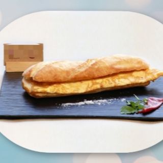 Bocadillo De Tortilla Francesa Con Jamón