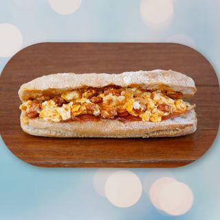 Estupendo bocadillo De huevos rotos con Jamón Y Tomate.