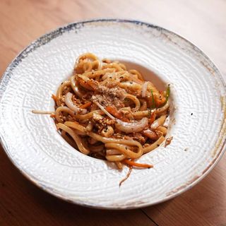 Hokusai yakiudon con pollo