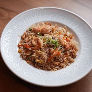 Hokusai yakimeshi con mariscos