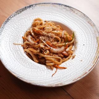 Hokusai yakiudon con mariscos