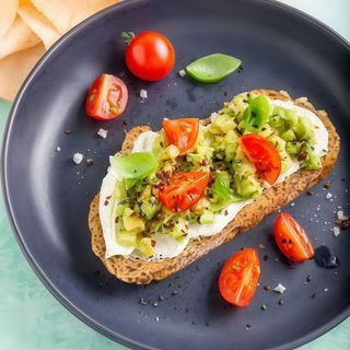 Tostada De Aguacate Y Tomate