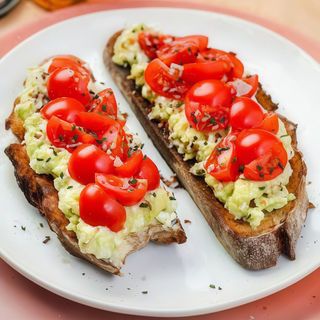 Tostada De Aguacate Con Mozzarella Y Tomate