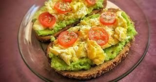 Tostada De Aguacate Y Huevo