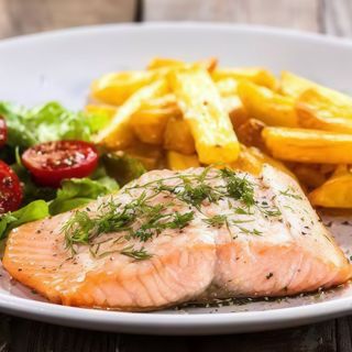 Salmón a la plancha con ensalada de patatas