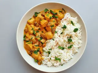 Pollo al curry con arroz