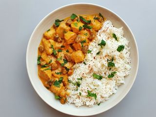Pollo al curry con arroz