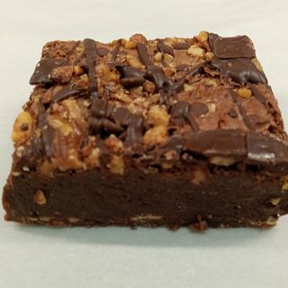 Brownie tres chocolates caramelo y nueces 