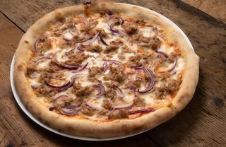 Pizza atún con cebolla 28 cm.