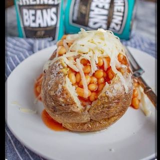 Jacket  potato  with  cheese +beans