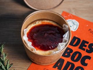 Cheesecake con salsa de frutos del bosque