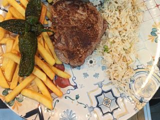 Solomillo a la plancha con guarnición y salsa a elegir