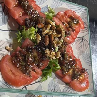 Tomates  Y Anchoas Con Vinagreta y frutos secos