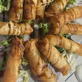 Surtidos de crujientes de queso con salmón  y crujientes de langostino