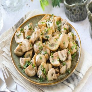 Tapa De Champiñones Naturales Salteados Con Ajo Y Perejil