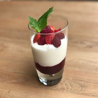 Yogurt Griego con coulis de frutos rojos