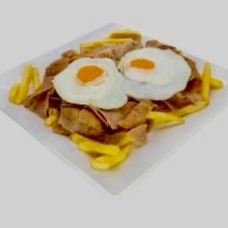 Plato De Huevos Rotos Y Bebida