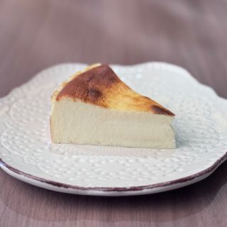 Tarta de queso vasca clásica (porción)