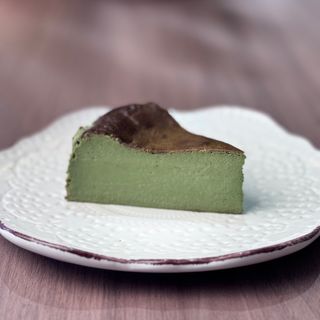 Tarta de queso vasca con matcha (porción)
