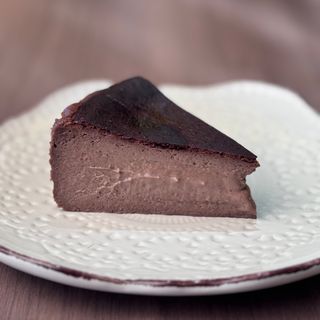 Tarta de queso vasca con chocolate (porción)