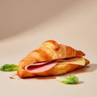 Croissant york queso