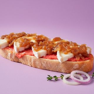 Rulo cabra y cebolla caramelizada