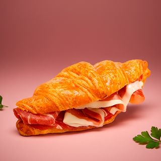Croissant ibérico y queso