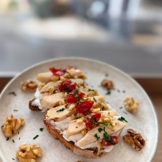 TOSTADA POLLO Y BOLETUS