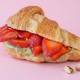 Croissant pistacho y fresa