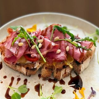 TOSTA DE PASTRAMI Y PIÓNES