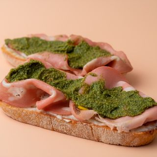 TOSTA MORTADELA CON PESTO PISTACHO