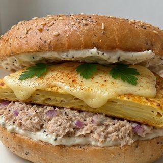 BAGEL TORTILLA Y ATUN