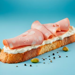 Mortadela pistacho y queso crema