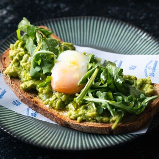 Tosta de Aguacate y Huevo Poché