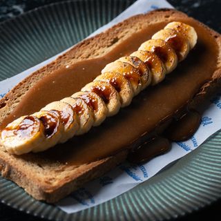 Tosta de Plátano, Crema de Miel y Avellanas