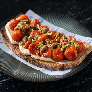 Tosta de Pesto y Tomatitos