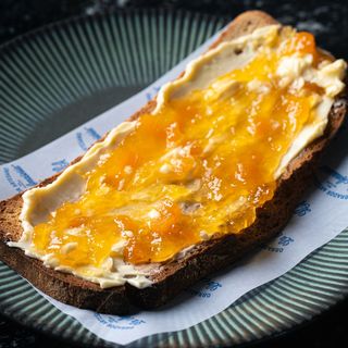Tosta de Mantequilla y Mermelada de Melocotón